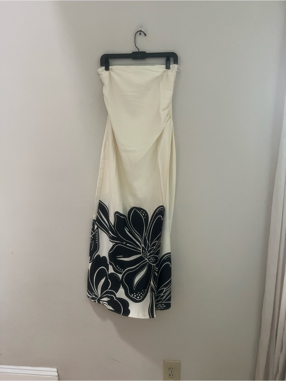 House of Harlow 1960 Strapless Cream Maxi Dress with Black Floral Hem - Picture 3 of 9
